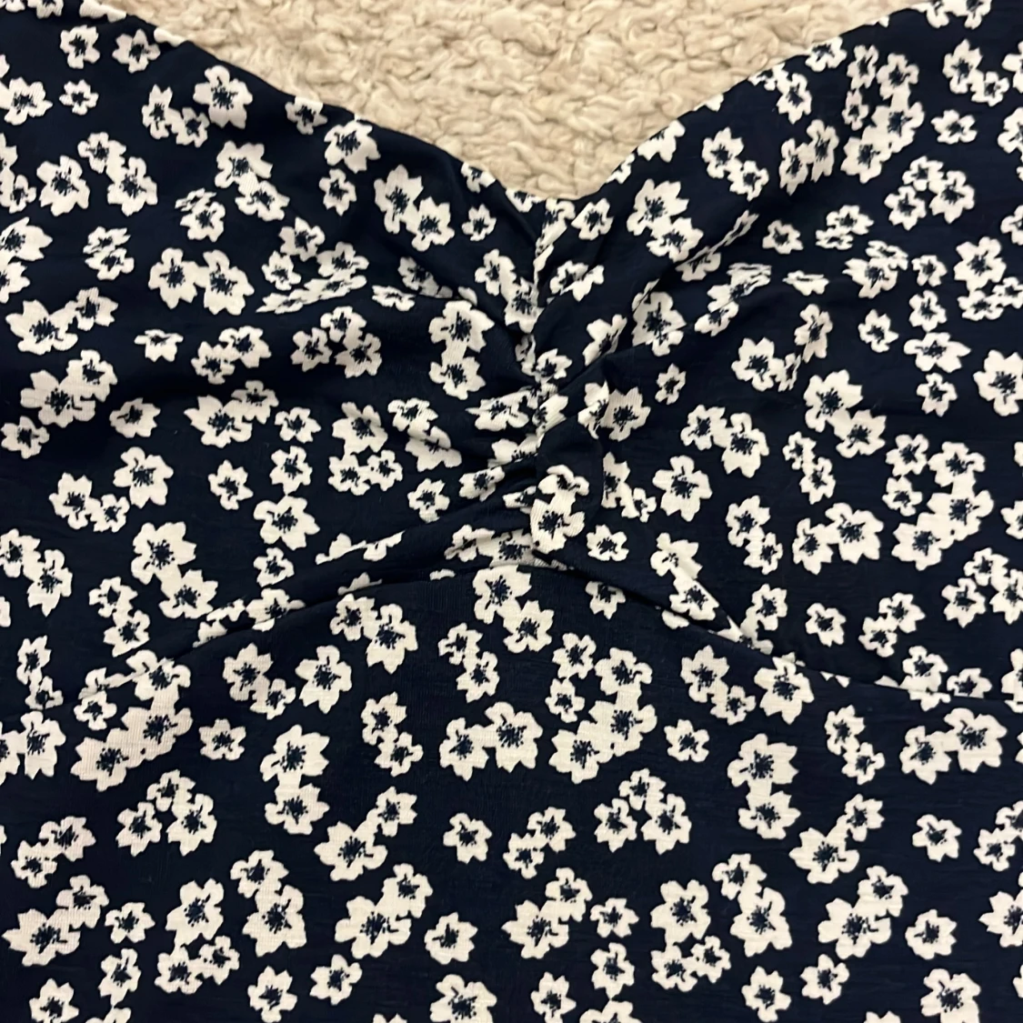 Marinblå blommig långklänning med slits - 1