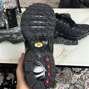 Nike Air Max Plus Tn Svarta sneakers - Nike tns air plus som e helt nya kommer med lådan. Lådan i lite sliten den kommer i storlek 42 säljer den för den passar inte mig.