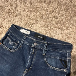 Replay anbass hyperflex jeans slim fit herr w30 - Replay anbass hyperflex jeans i slim passform. Bra skick, använda men inga hål eller liknande. Storlek W30, postas samma dag som köp eller dagen därpå🙌💯