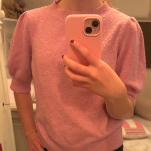 Ljusrosa stickad tröja Vero Moda - Superfin ljusrosa stickad tröja från Vero Moda med puffade trekvartsärmar och ribbad hals, ärmslut och nederkant. Mjuk och skön, passar till de mesta outfits och tillfällen. Kontakta för fler bilder eller frågor 💓💓💓
