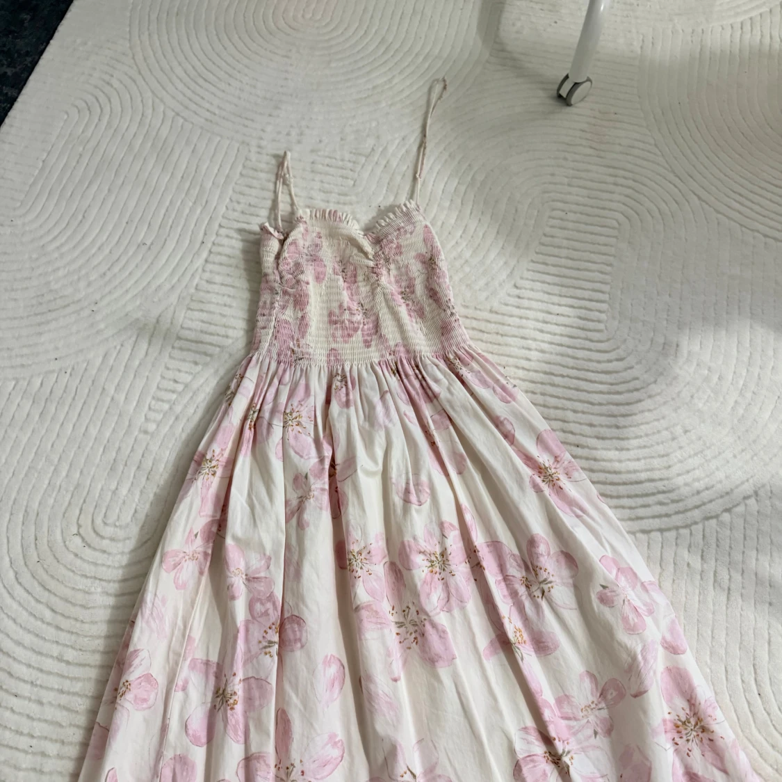 Lång blommig klänning med smock - 1