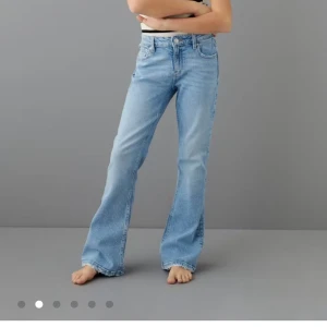 Bootcut ljusblå jeans från Gina tricot - Snygga ljusblå bootcut jeans med klassisk femficksdesign och slitna detaljer vid benslut och midja. Jeansen är tillverkade från år 2022. Den är både sliten och för liten för mig. Säljer de billigare då de är slitna.❤️