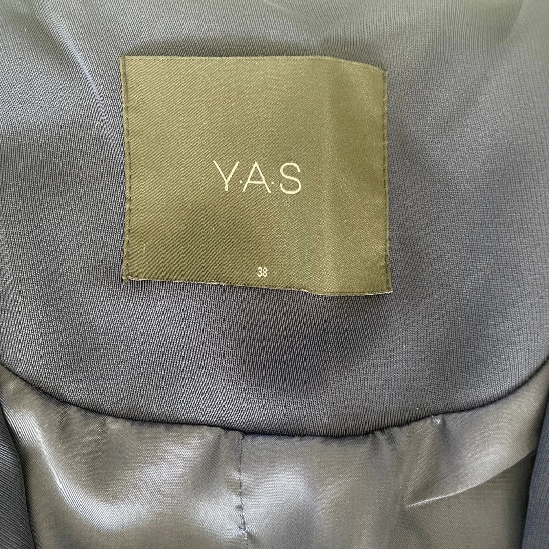 Mörkblå trenchcoat från Y.A.S - 3