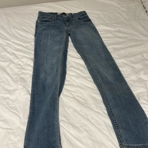 Levi's 510 Skinny jeans blå - Säljer ett par Levi's 510 Skinny jeans i klassisk blå tvätt. Modellen har smal passform, fem fickor och gul kontrastsöm. Jeansen är tillverkade i slitstarkt denim och har en snygg vintage-look med Levi's patch bak. Säljer pågrund av att de är för små