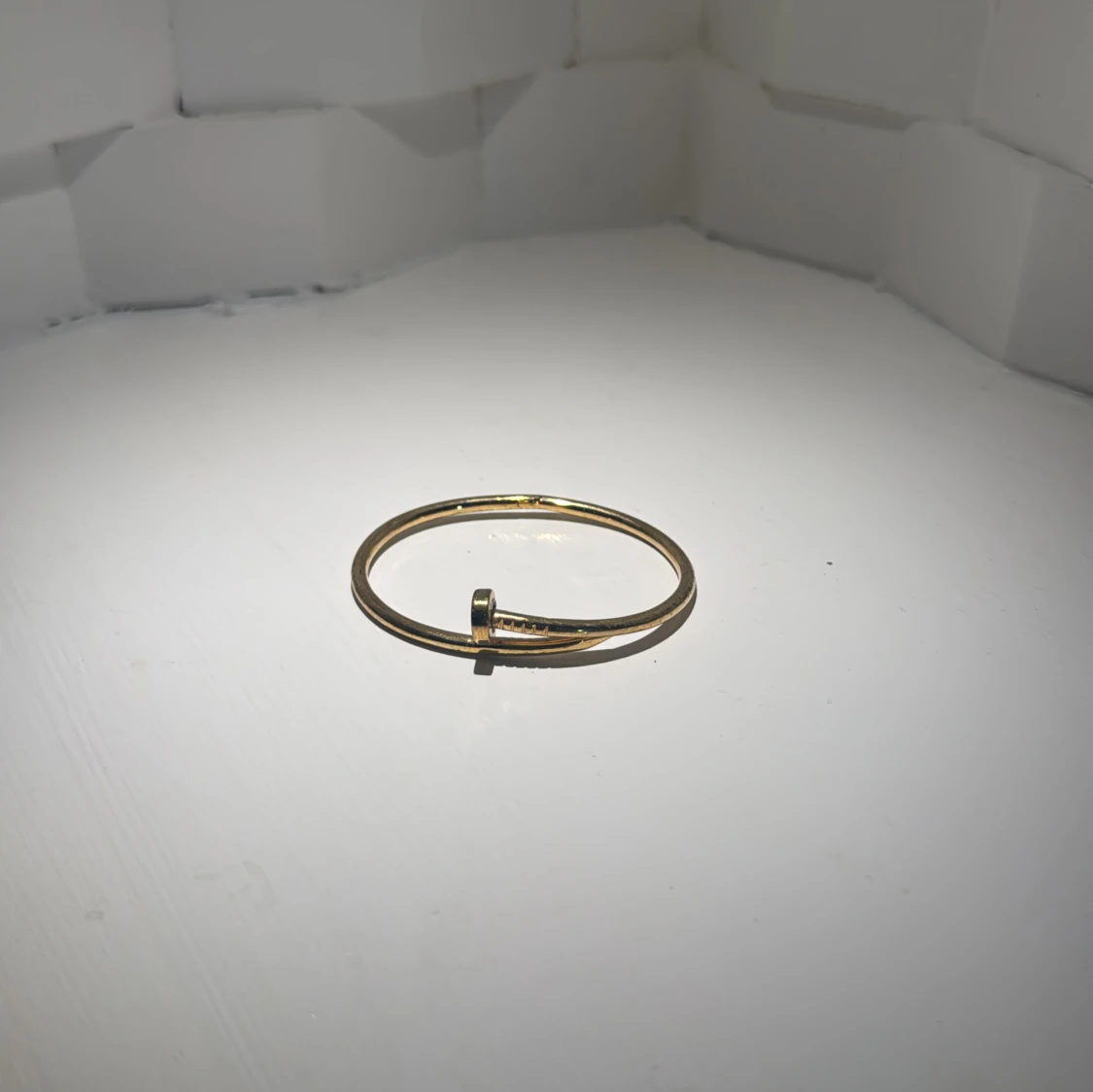 Guldfärgat armband med spikdesign