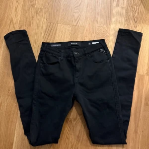 Svarta Replay Hyperflex jeans Stella - Snygga svarta jeans från Replay Hyperflex Stella med klassisk femficksdesign och smal passform. Stretchigt material som sitter bekvämt och följer kroppen. Perfekta för dig som gillar stilrena och tajta jeans med modern look.