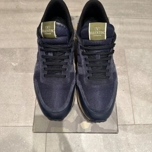 Mörkblåa valentino rockrunners - Mörkblåa valentino rockrunners används några gånger. 9/10 skick. Box kommer inte med, bild på kvitto kommer med. Storlek 44 men passar 43,5 till 45. Ställ frågor vid funderingar! Priset är inte hugget i sten🚨