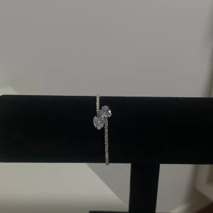 Caroline Svedbom liknande armband  - Snyggt armband som är ca 18cm  runt handleden och likt Caroline Svedbom oanvänt och smyckes ställ ingår ej