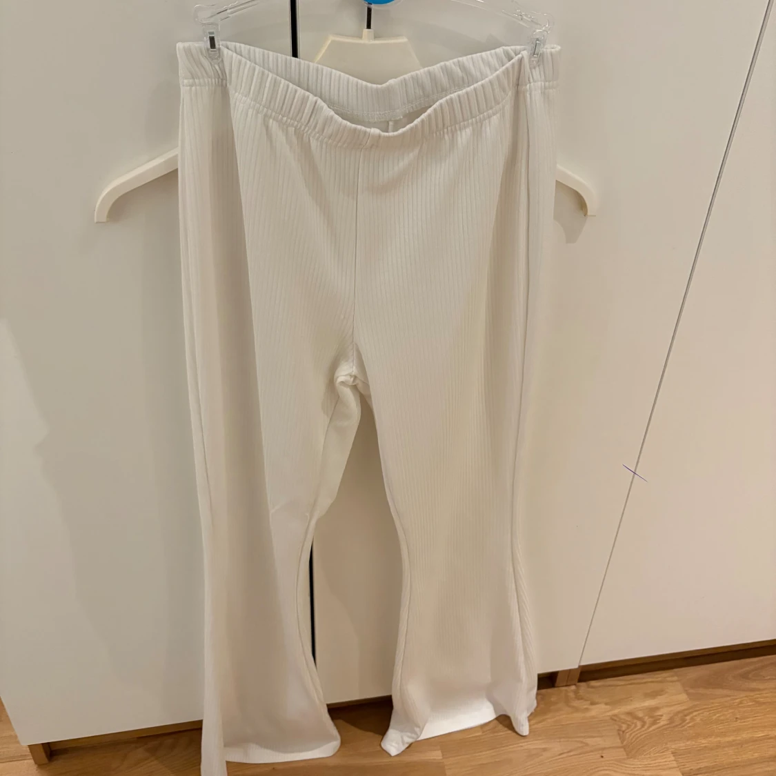 Vita utsvängda byxor