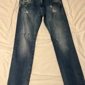 Blå slitna jeans från Diesel W31 L32 - Relativt oanvända. kontankta vid frågor eller intresse!