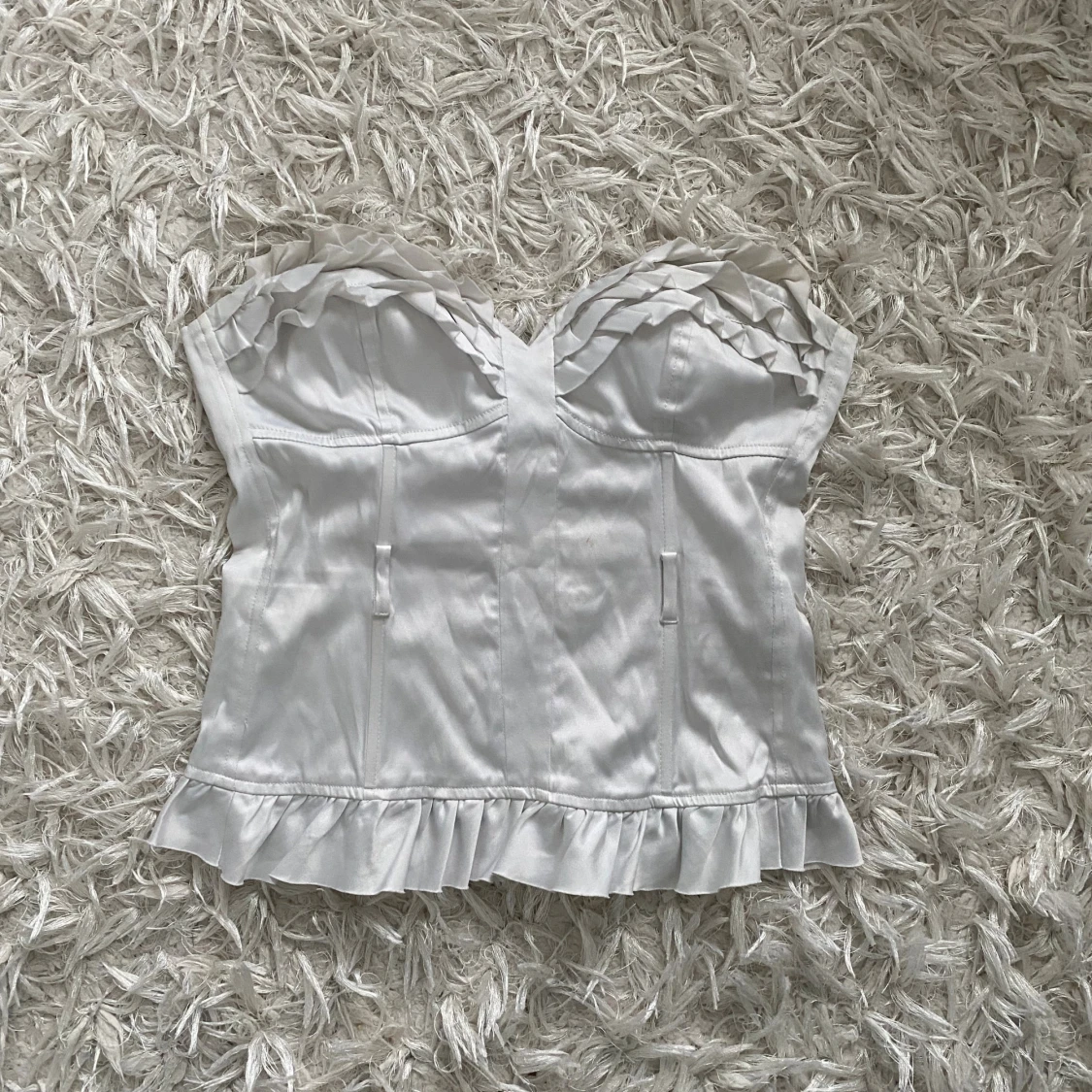 Vit korsett med volangdetaljer - 3