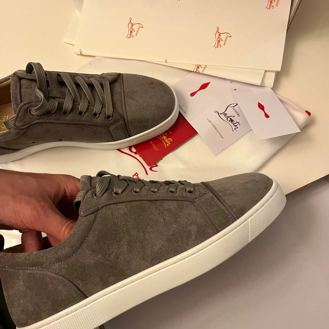 Gråa Louboutin skor - 2