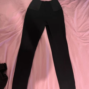 Svarta leggings från Esmara, S - Svarta leggings från Esmara i storlek S. De har en hög midja och är gjorda i ett stretchigt syntetmaterial som sitter tight och bekvämt. Perfekta för dig som gillar en enkel och stilren look med smal passform.