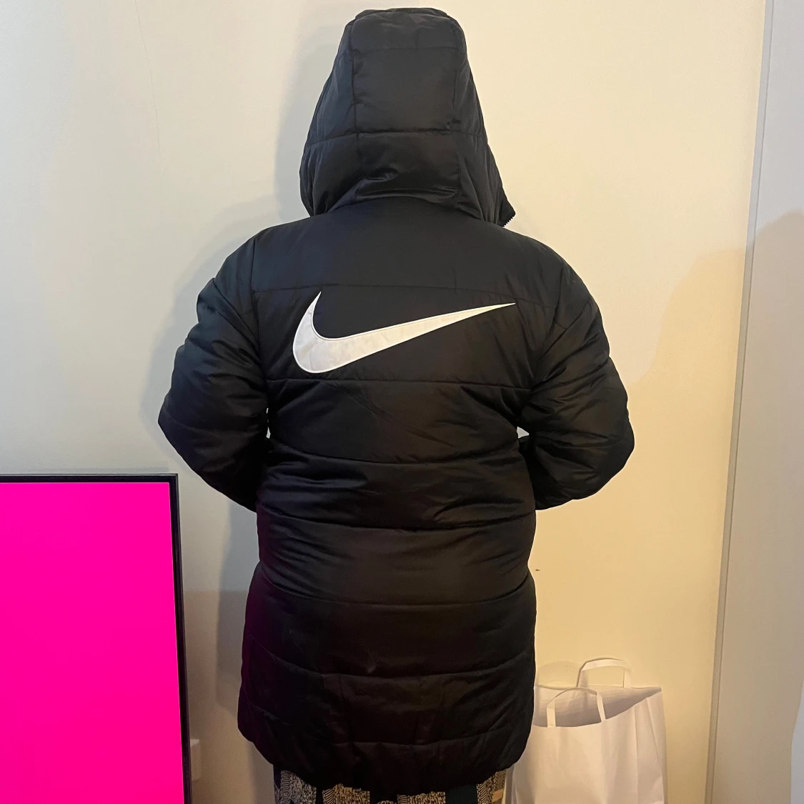 Svart lång pufferjacka från Nike - 2