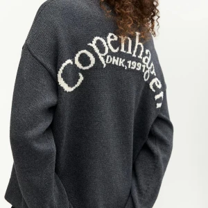 stickad tröja med tryck  - Stickad tröja med tryck på ryggen 