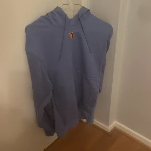 Blå Nike hoodie - Säljer denna snygga och bekväma Nike hoodie. Perfekt för avslappnade dagar, streetware eller när som helst. 