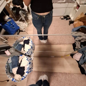 Blå flare jeans från Kappahl, stl 38 - Säljer ett par blå flare jeans från Kappahl i storlek 38. Jeansen har låg midja, klassiska fem fickor och snygga kontrastsömmar. Materialet är stretchigt denim för extra komfort. Perfekta för dig som gillar en retroinspirerad look. Köpta för 499.