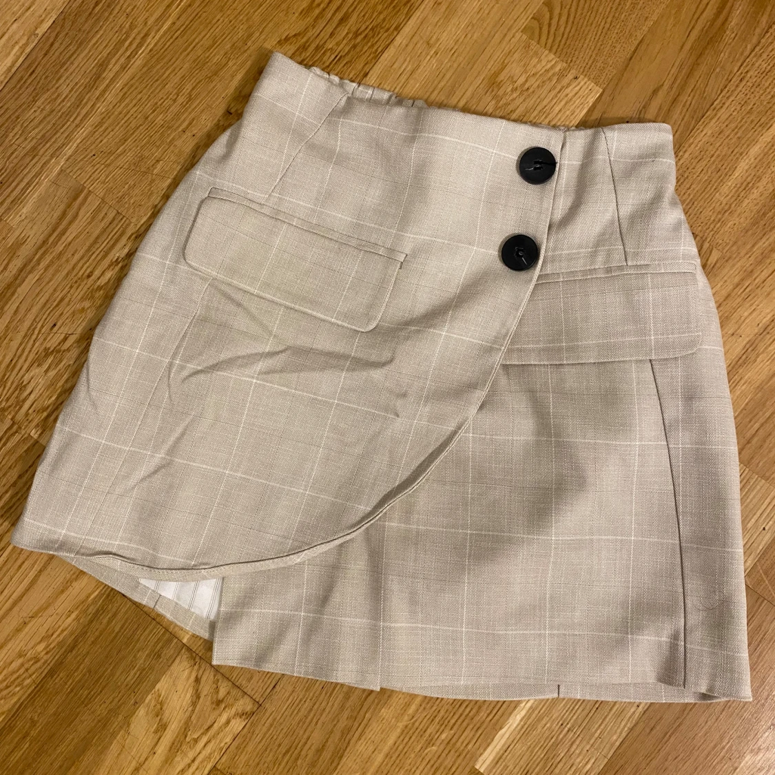 Beige rutig omlottkjol från Bershka - 1