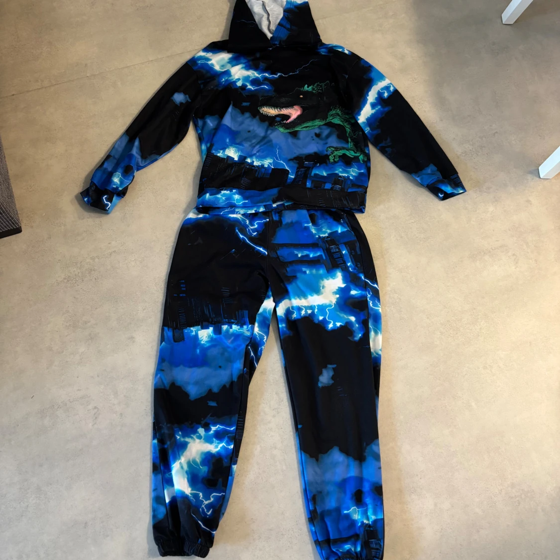 Blå hoodie med blixtmotiv från SHEIN