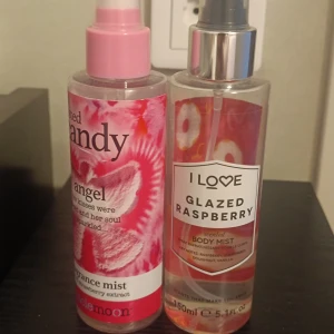 Body mist set - Två body mists med bäriga och söta vibbar. Treaclemoon Angel med strawberry extract och I Love Glazed Raspberry med noter av hallon, jordgubb, doughnut och vanilj. Båda flaskorna innehåller 150 ml.
