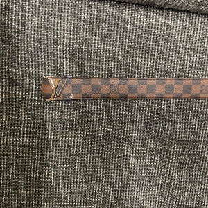 Louis Vuitton rutig skinnbälte brun - Säljer ett snyggt LV-bälte i brunt skinn med klassiskt rutigt mönster och silverfärgat LV-spänne. Perfekt accessoar för att lyfta din outfit med en lyxig touch. Bältet har en stilren design och är tillverkat i exklusivt material.