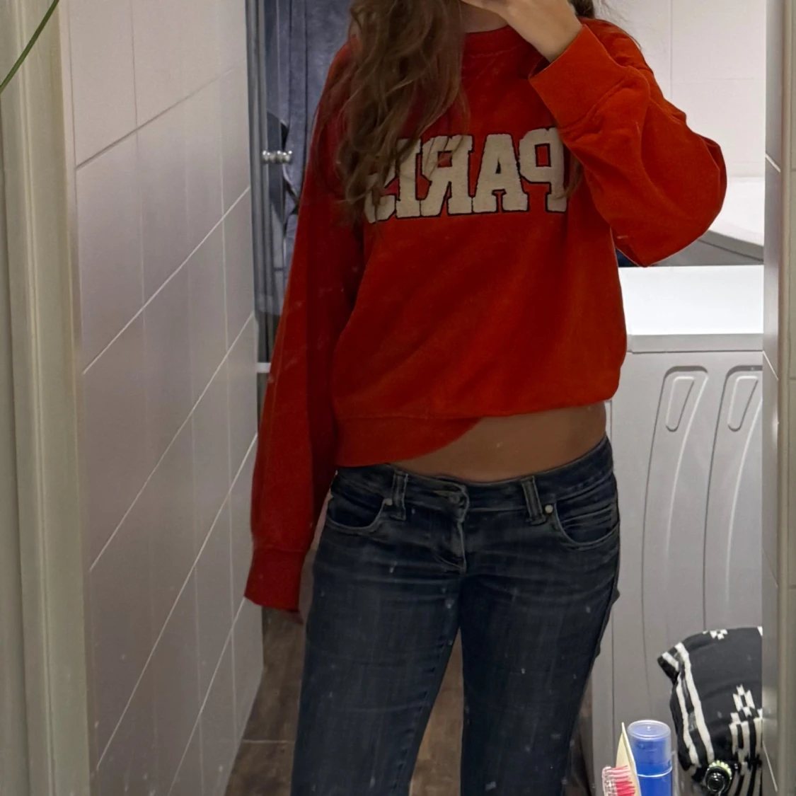 Röd croppad sweatshirt med PARIS-tryck - 1