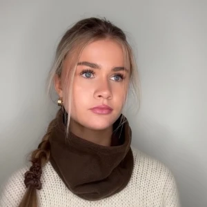 Brun buff - Brun buff som såväl är funktionell som snygg. Tillverkad i mjuk fleece som känns skön mot huden och håller dig varm under kyliga dagar. Enkel och stilren design som passar till de flesta outfits.