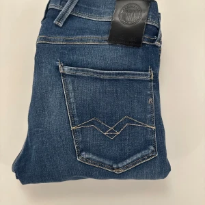  Replay  jeans  - Ett par replay anbass hyperflex jeans i l29/32✅                                                                               Skick 9/10✅                                                                          Passform slim fit✅