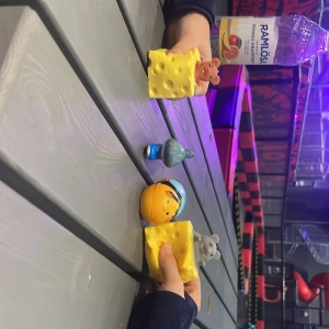 Set med squishy djurleksaker - Roligt set med squishy djurleksaker, inklusive en hamster och en mus i ost, en tralalerotralala haj och en söt bi. Perfekt som stressleksaker eller för lek. Alla figurer är i gott skick utan synligt slitage eller defekter. Mjuka och färgglada, passar både barn och vuxna.