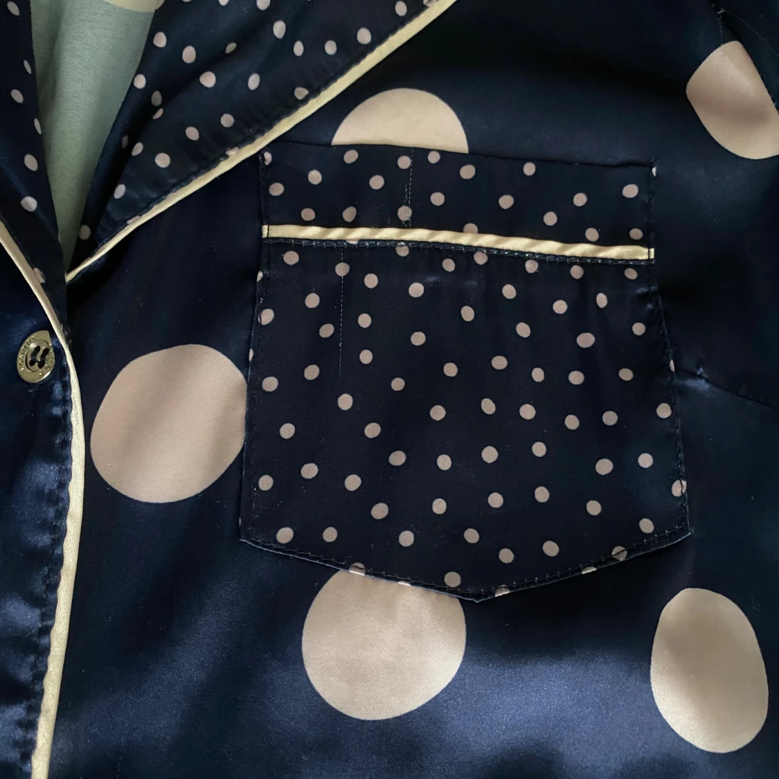 Mörkblå prickiga pyjamasshorts i satin - 3