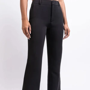 Svarta kostymbyxor från madlady - Snygga svarta kostymbyxor med lite högre midja. Storlek 38/Short. Säljer pga lite för långa på mig. Använt fåtal gånger.