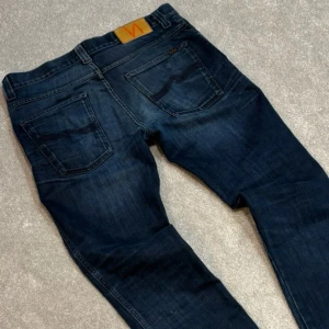 Nudie Jeans - Nudie Jeans | Modell: Slim Jim | Skick 8/10, bra | Några minimala fläckar (bild 5) |  Nypris ca 2500kr | Mitt pris 749kr | Midjebredd: 43 cm. Ytterbenslängd: 108 cm | Kom gärna pm vid frågor eller funderingar | Postas eller möts upp i Gävle!