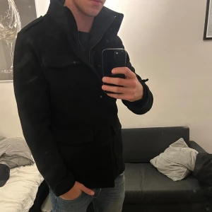 Stilren Vinterjacka från Jack & Jones - Säljer nu en väldigt fin vinterjacka från jack and jones. Nypris var cirka 1800 när den såldes. Den är i väldigt bra skick. Tveka inte att höra av er vid frågor🤩 Storlek Medium