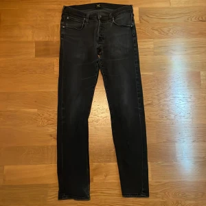Svarta skinny jeans från Lee - Snygga svarta jeans från Lee med jättesnygg design på bakfickorna i storlek 34 34 Daren modellen pris kan diskuteras 