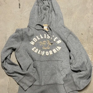 Hollister hoodie - Säljer nu denna extremt eftertraktade och sällsynta hollister hoodie! Grymt skick, inga defekter - ser exakt ut som på bilderna! Storlek M! Skriv gärna vid frågor 💬✌️