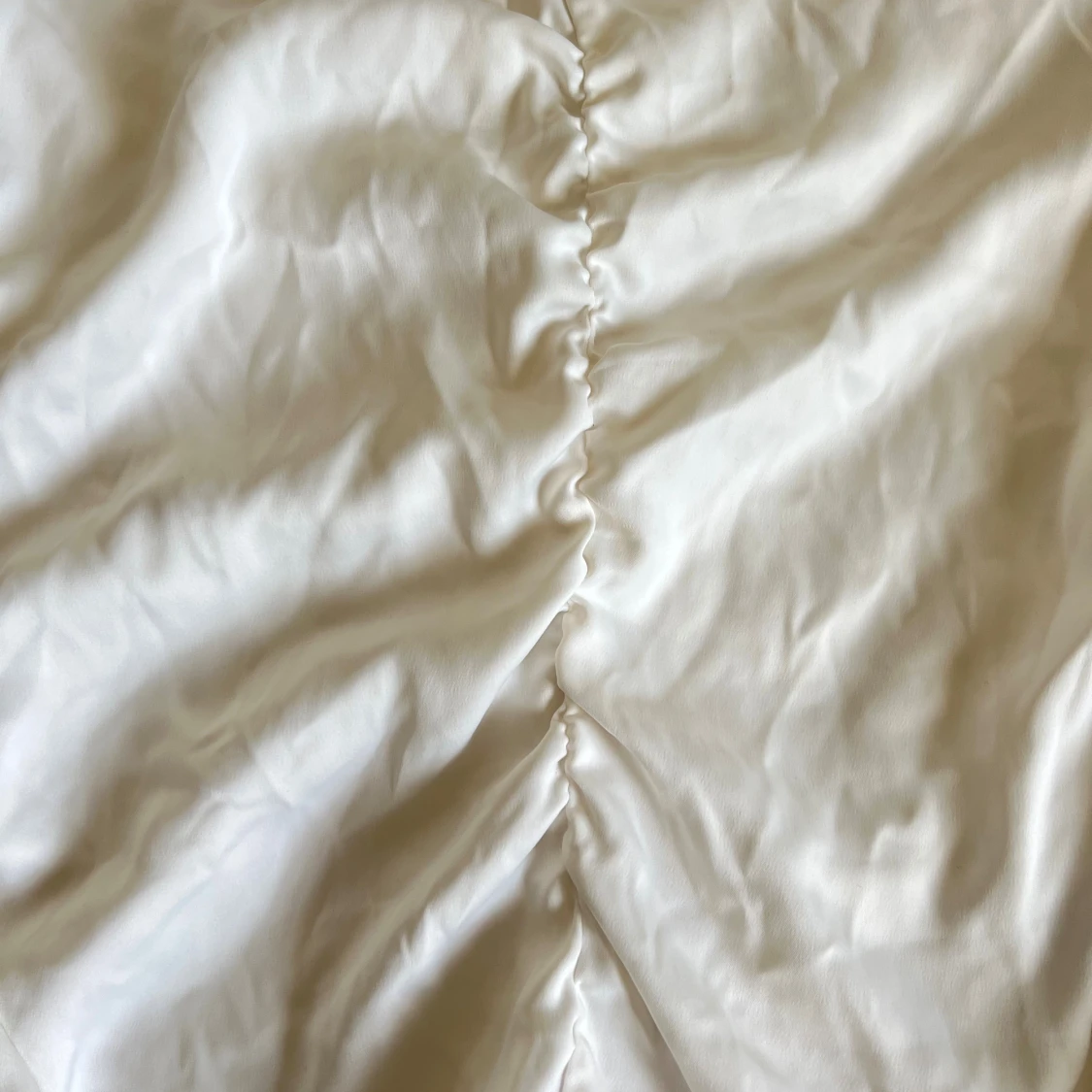 Vit/cremevit v-ringad volangblus HM - 2