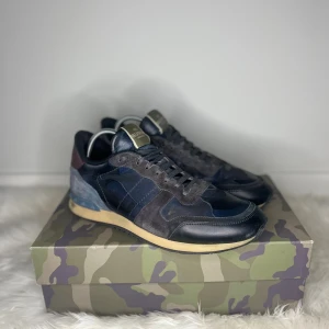 Valentino rockrunners  - Rockrunners !! | Säljer dessa supersnygga valentino rockrunners💫 | Skorna är i strl 43| Skorna är 9,3/10 skick och sparsamt använda förutom lite skada innuti skon vid hälen🌟| endast skor medföljer! | Nypris - ca 5000  sek | Pris kan diskuteras vid snabb affär!! 💸 | För flera bilder eller frågor så är det bara att kontakta mig, skriv gärna till mig innan ni köper!📩