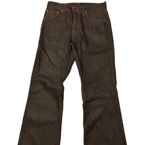 Nudie jeans Flare Glenn LIMITED EDITION DEADSTOCK - Dessa feta par jeans finns det bara 120st av i hela världen. Säljs just nu för bara medlemmar hos nudie men jag säljer de för bättre pris.  Storlek 32/32 som på bild. Sjukt fet färg som kommer att fadea till en mörkblå med kopparnyanser. 