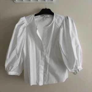 Vit skjorta Zara  - Snygg vit skjorta med puffiga armar i storlek Xs, säljer då den inte kommer till användning!