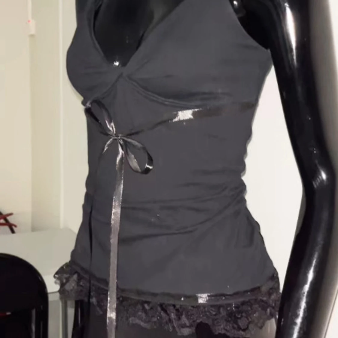 Svart linnetopp med rosett och spets - 2