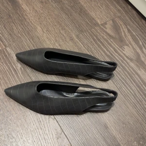 Slingbacks  - Oanvända och normala i storleken.