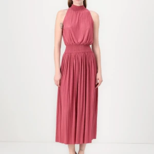 Samsøe Samsoe Helt Ny UMA Klänning - rose wine - Säljer en elegant rose wine långklänning från Samsøe Samsøe, Klänningen har hög hals, smockad midja och är ärmlös. Materialet är lätt och ger ett snyggt fall. Resår i midjan, passar även storlek M.Perfekt för bröllop, bal eller festliga tillfällen.