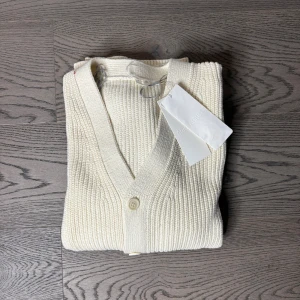 Arket cardigan - Säljer en kräm vit arket cardigan. Aldirg använd i storlek M. Ny pris är 1000kr. Vårat pris, 550