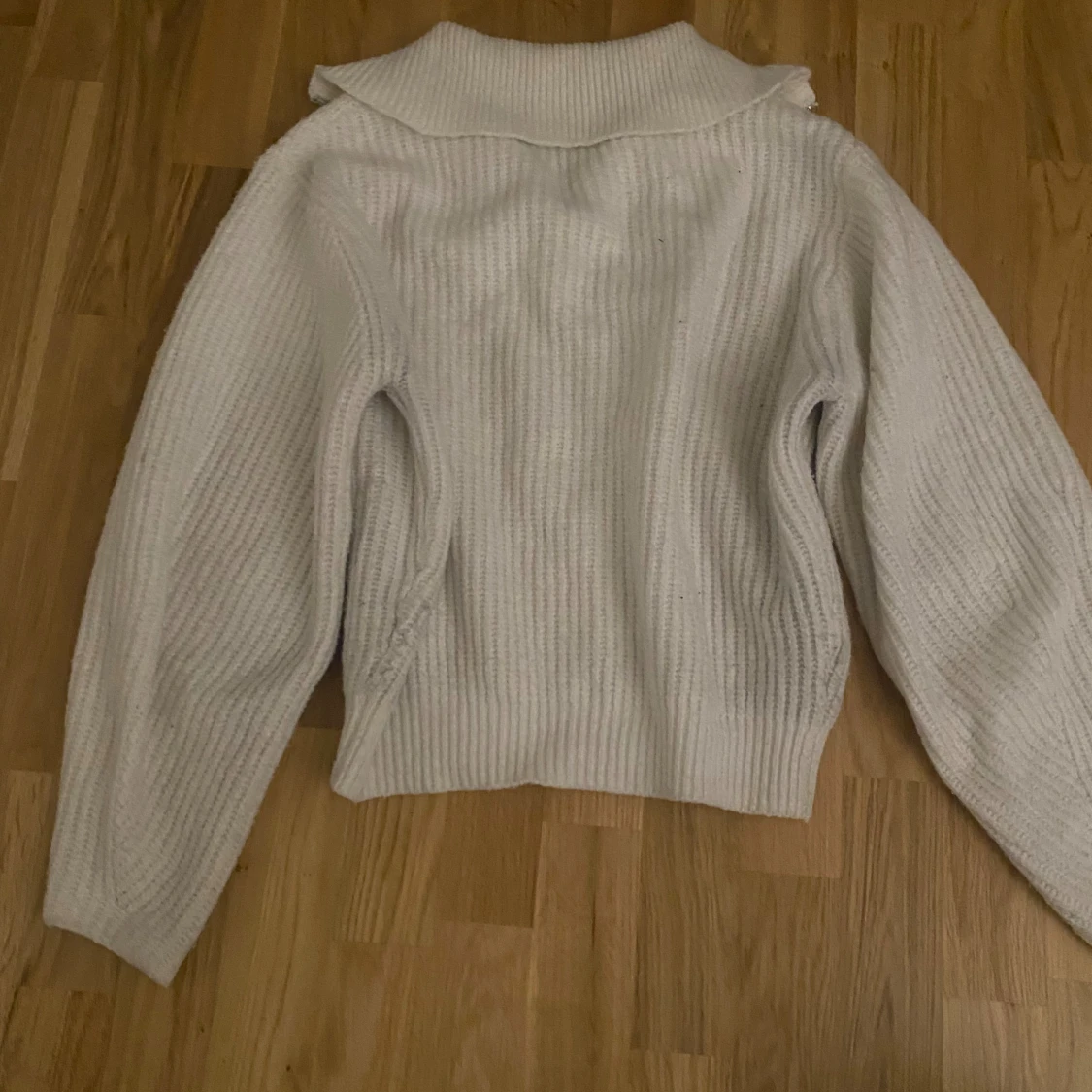 Vit ribbad kofta med dragkedja från BikBok - 3