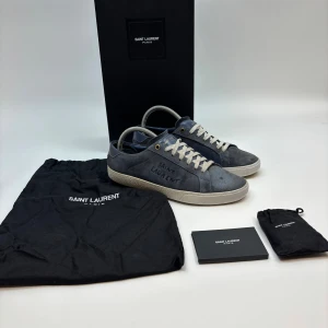 Saint Laurent Skor - Hej! Säljer nu dessa snygga och eftertraktade Saint Laurent ”Court klassiska” Skor! Storlek 41! Skick 8/10,  Ny pris= 8000 kr, säljs för 4199 kr! OG medföljer vid köp. Dessa skor är väldigt unika och väldigt svåra att få tag på