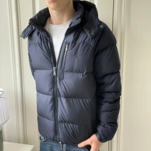 Ralph Lauren dun jacka  - Ralph Lauren dun jacka i storlek S, modellen är 180 cm 75 kg. Defekter: Inga förutom att storleks taggen som ni ser är nästan bort sliten, eftersom det är Ralph Lauren performance så sitter taggen som typ klistermärken. Annars en väldigt fin jacka. 🧥 