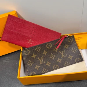 Plånbok & kuvertväska  - Hej! Säljer min fina plånbok och kuvertväska i nyskick. Dem är helt nya och oanvända. Finns i Stockholm. Priset kan diskuteras. 