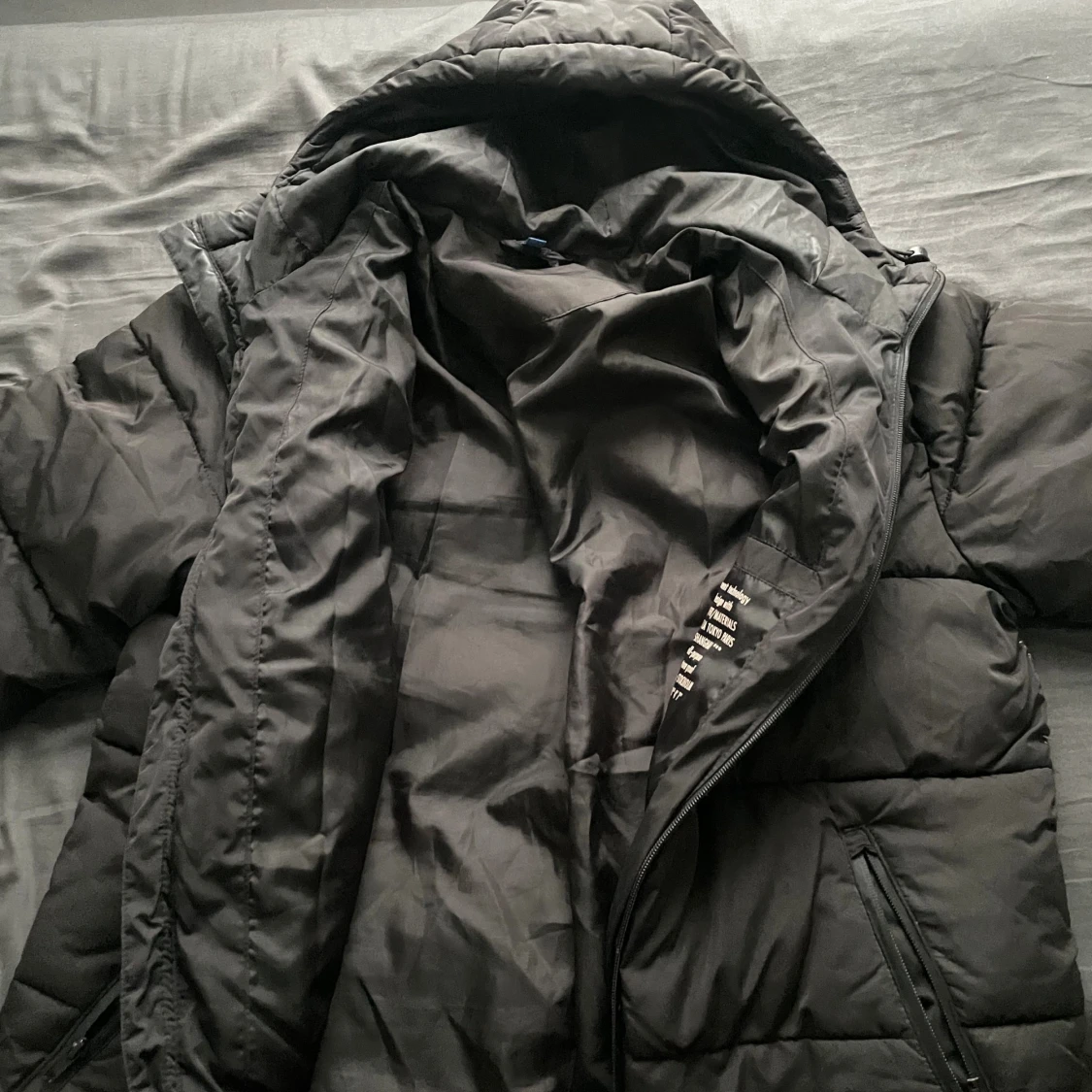 Svart pufferjacka med huva - 2