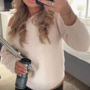 Ljusrosa stickad tröja Nelly - Supermjuk och fluffig stickad tröja från Nelly i ljusrosa ton. Tröjan har offshoulder-design och långa ärmar, säljer för den är lite liten för mig💕