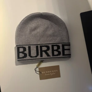 Grå burberry mössa - Helt ny. Perfekt till vintern